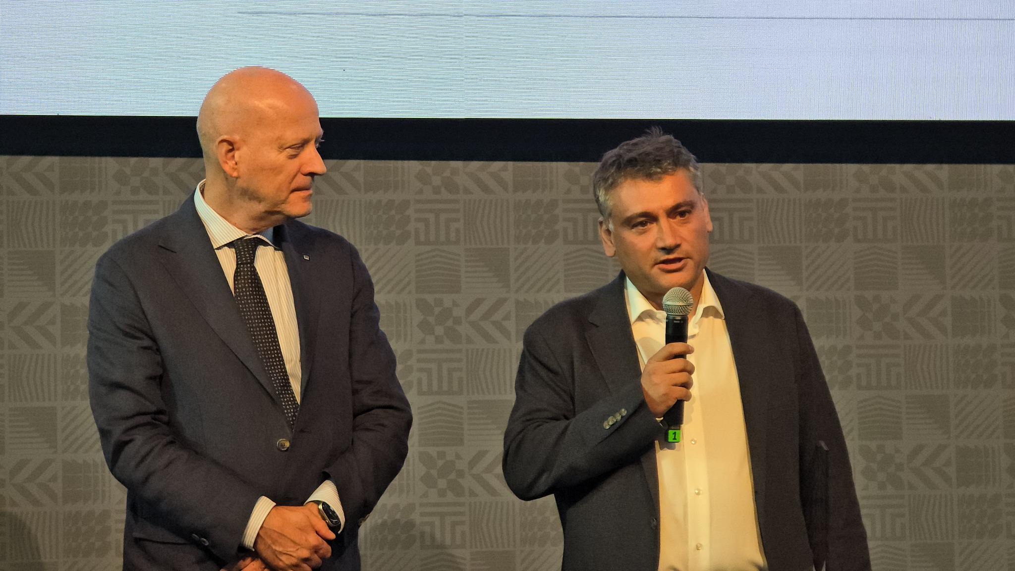 Спас Шопов при получаването на отличието „Tile Person от the Year – Europe“